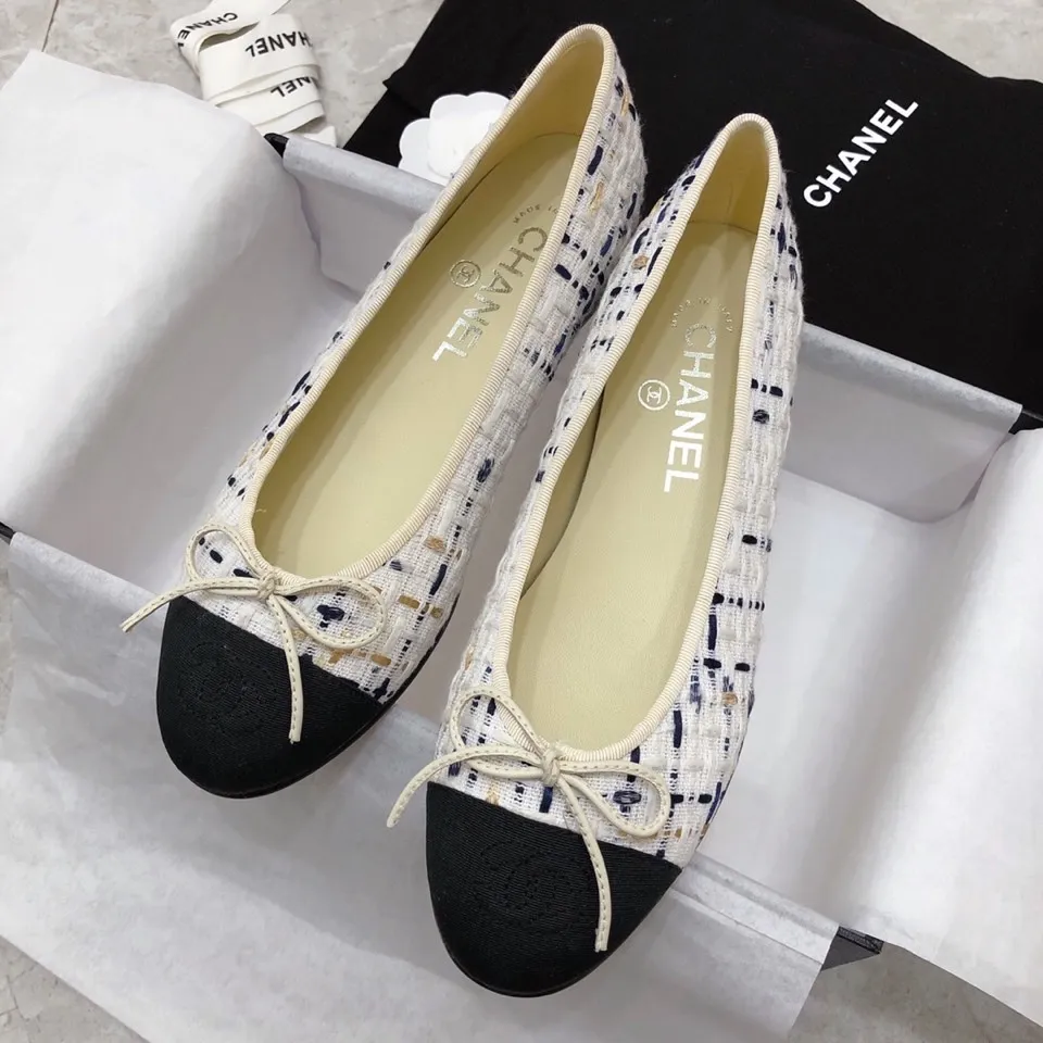 👟👟Ex-factory price 480👟👟 Chanel - classic color-blocked ballet shoes ⚠ Fashionable catwalk style❤M After many years, it still attracts fans... The splicing color mix and match, bow embellishment, interpret fashion! How to match the series to look good! Original custom-made wood-colored rubber outsole, 1.5cm square heel, imported mixed woolen surface/mixed sheepskin surface, sheepskin lining for feet... Regular size 34-40 (customized size 41 is non-returnable) 🎁Supporting packaging